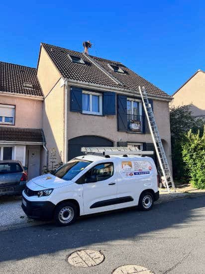 véhicule devant pavillopn artisan sur le toit eco toit rénove couvreur dans les hauts de seine