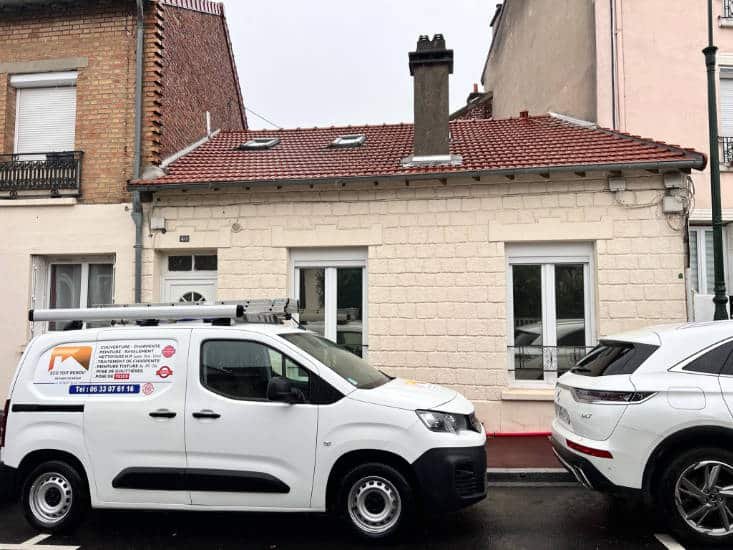 Véhicule d'Eco toit Renov Stationné devant un maison à Chartres en l'Eure-et-Loire